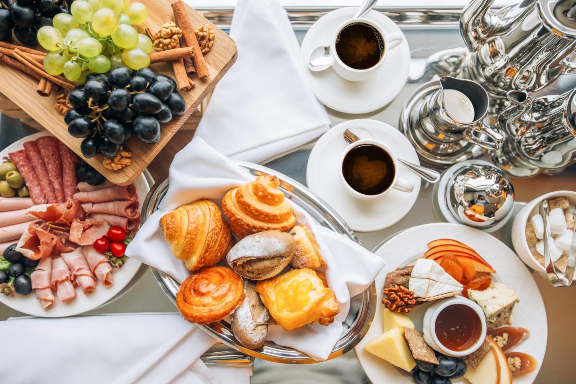 The Biltmore Tbilisi Hotel Luaran gambar A continental breakfast