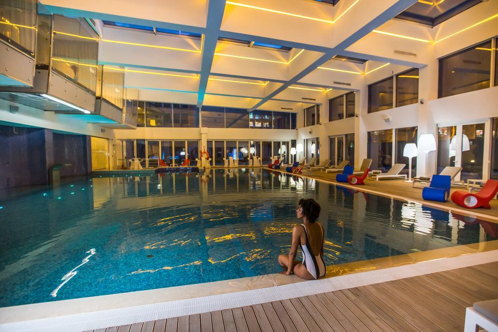 The Biltmore Tbilisi Hotel Luaran gambar The swimming pool at the hotel