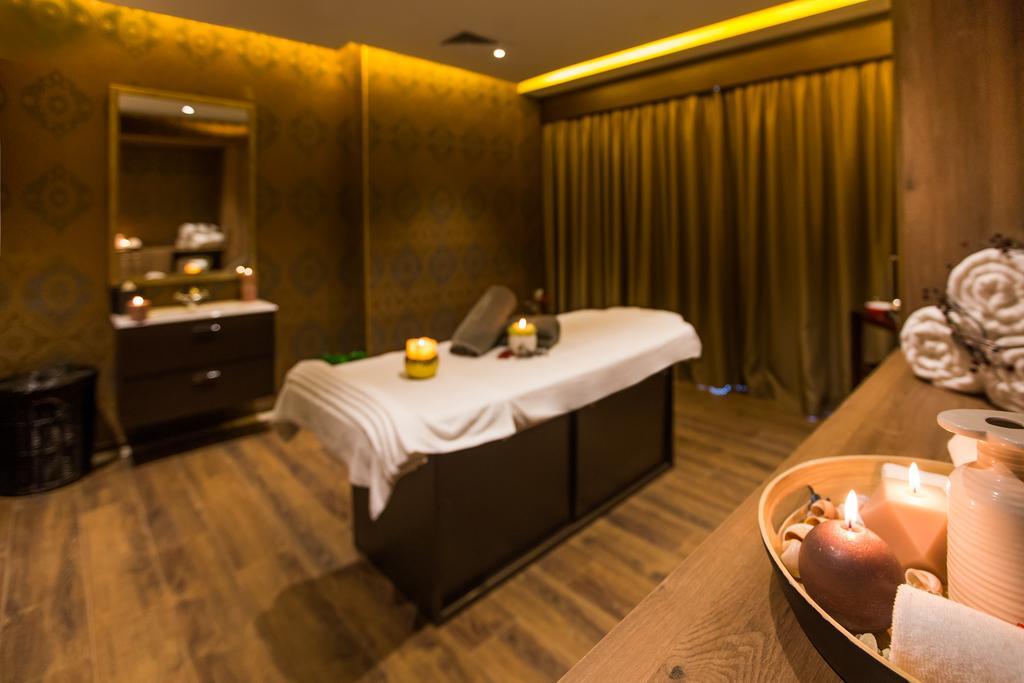 The Biltmore Tbilisi Hotel Luaran gambar A spa treatment room