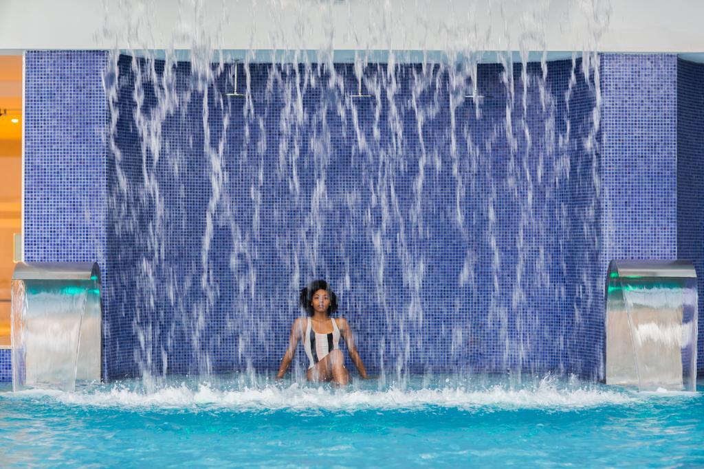 The Biltmore Tbilisi Hotel Luaran gambar Waterfall at the pool